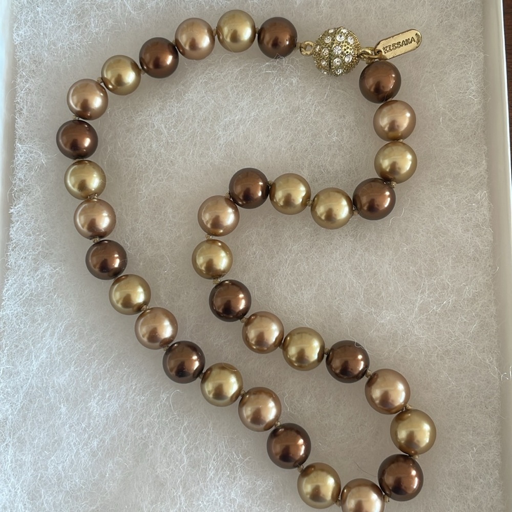 Gorgeous Kissaka glass pearl necklace